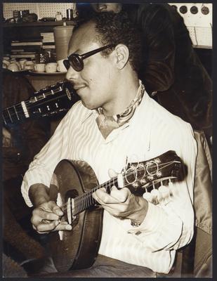 Izaías com o bandolim