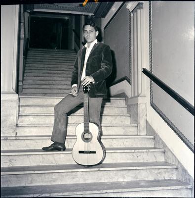 Chico Buarque com o violão