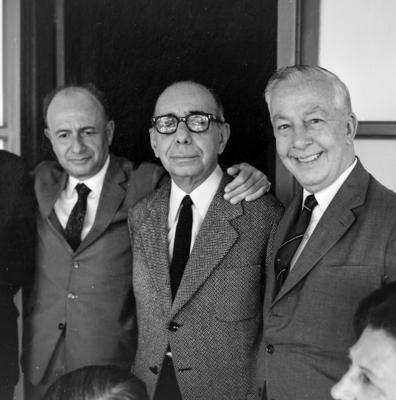 Rodrigo de Melo Franco, de óculos; e Pedro Calmon, de cabelo branco, no Sítio Burle Marx, na ocasião da visita de Pablo Neruda