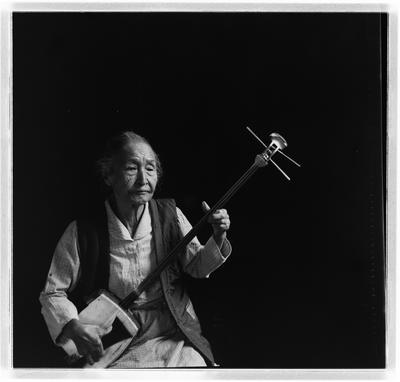 Umeji, avó de Haruo, com shamisen