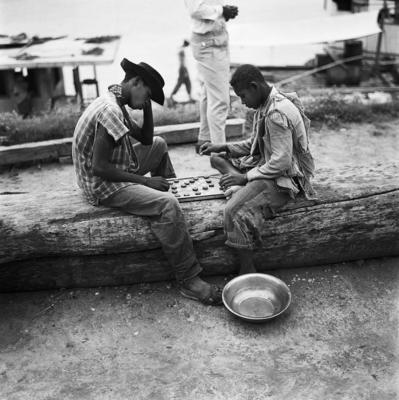 Meninos jogando damas às margens do Rio São Francisco