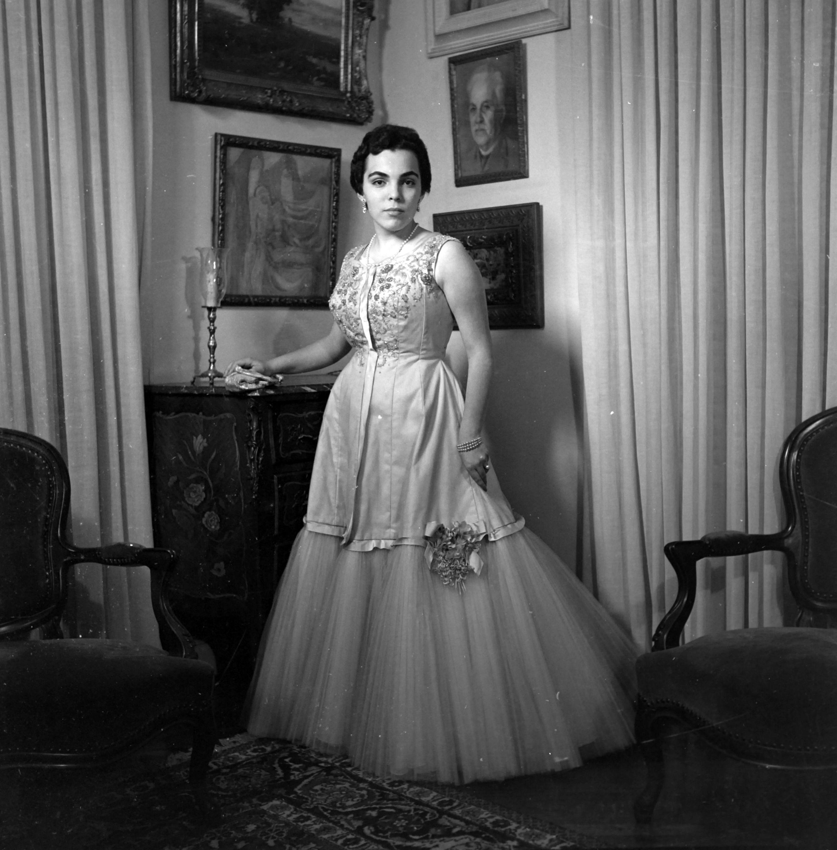 Vera Cecilia Dias com vestido de baile