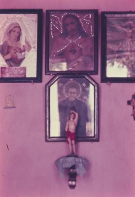 Parede com imagens religiosas