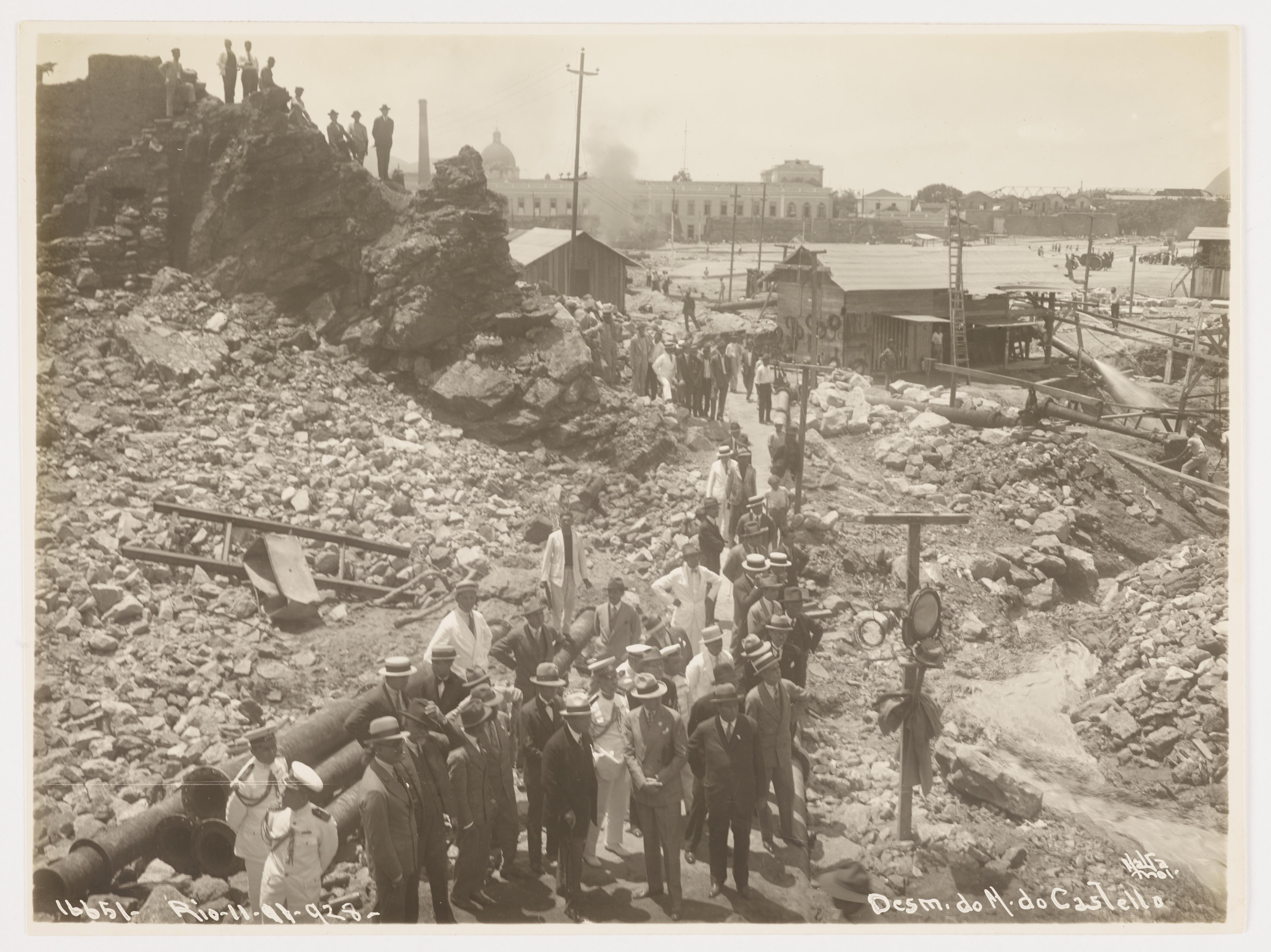 Conclusão do arrasamento do Morro do Castelo - visita de comitiva