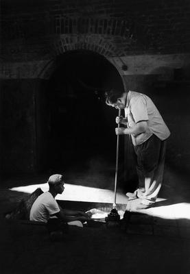 Soprador de vidro da fábrica Nadir Figueiredo no bairro do Belenzinho