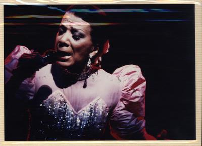 Elizeth Cardoso ao microfone