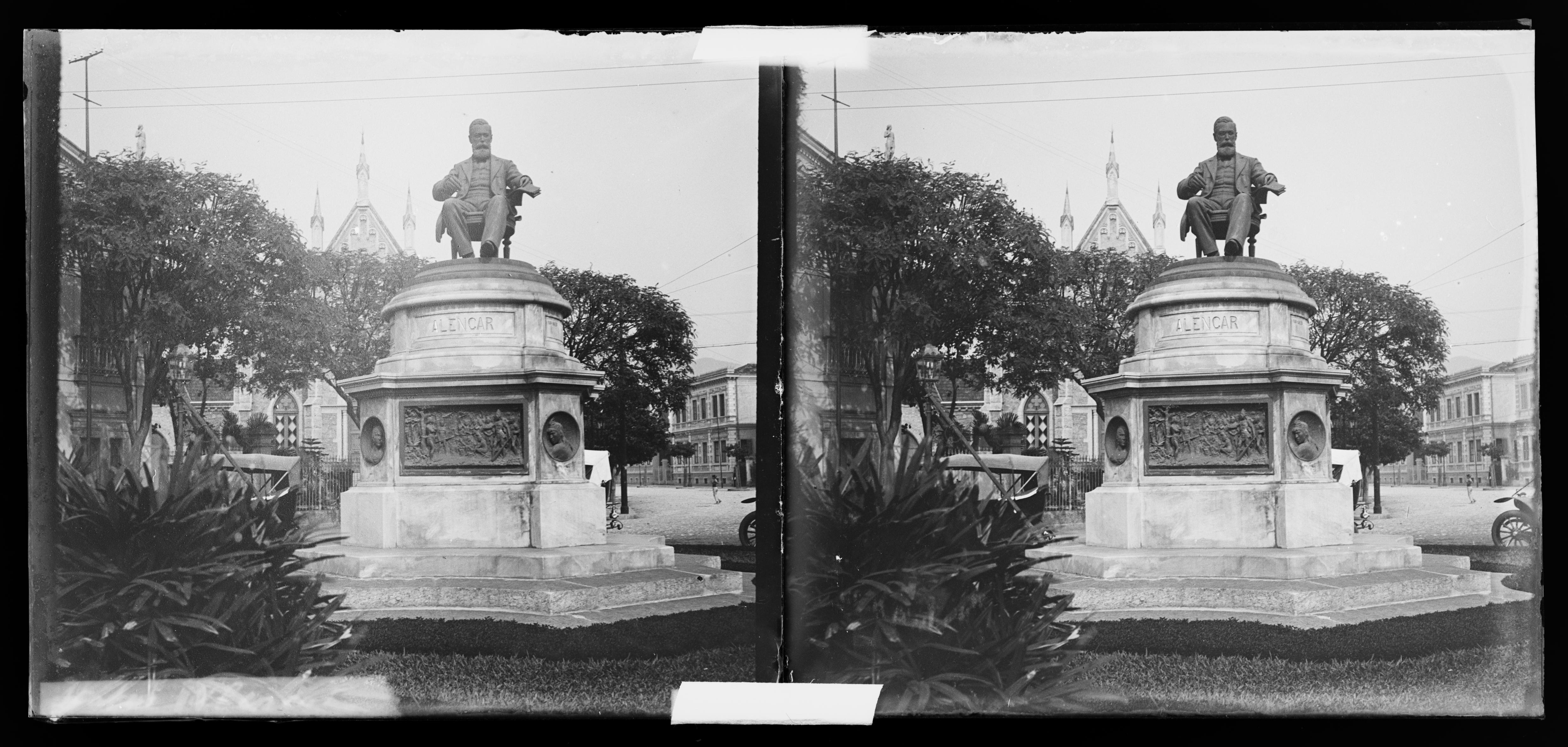 Monumento em homenagem a José de Alencar; ao fundo, a Catedral Metodista