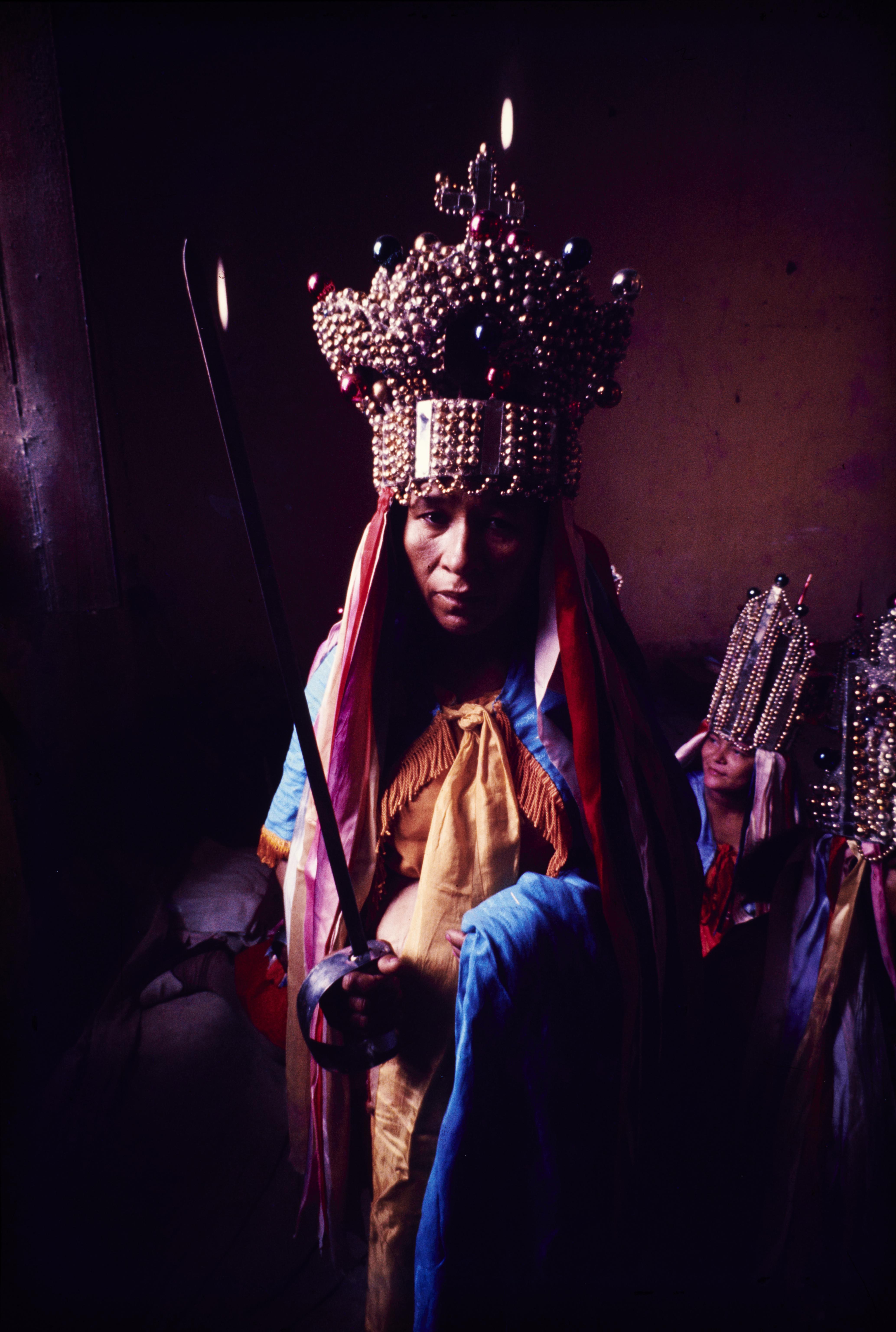 Série Guerreiros - Rainha e figurantes de um auto popular do ciclo do reisado