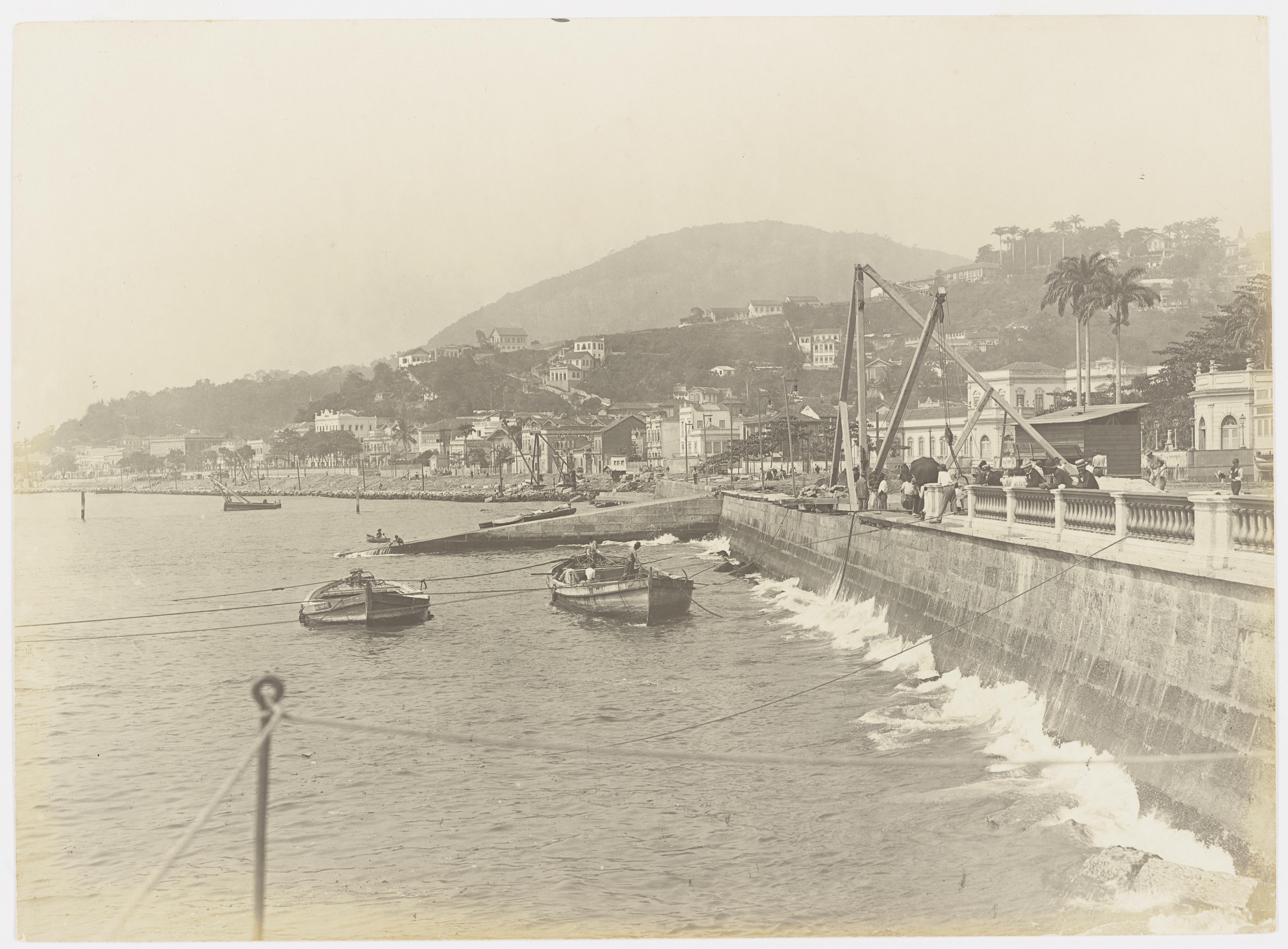 Praia de Santa Luzia; à direita, o Passeio Público