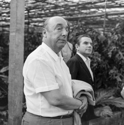 Pablo Neruda e Renato Archer, no Sítio Burle Marx, na ocasião da visita de Pablo Neruda