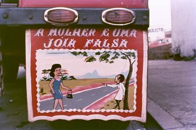 Para-choque de caminhão com a frase: "A mulher é uma joia falsa"