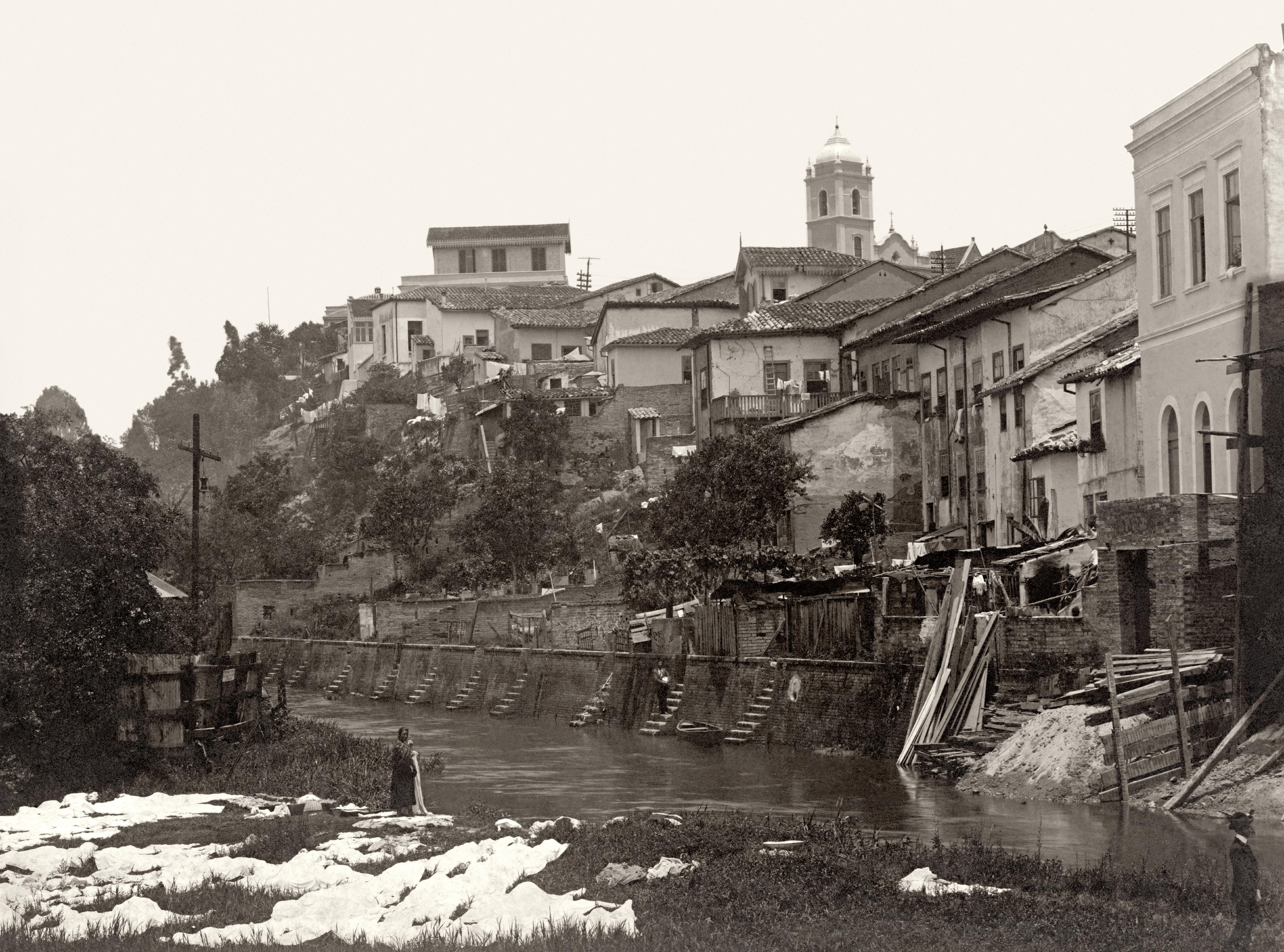 Casario e lavadeira às margens do rio Tamanduateí