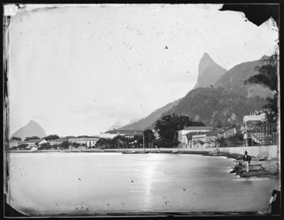 Enseada de Botafogo; ao fundo, o Morro do Corcovado