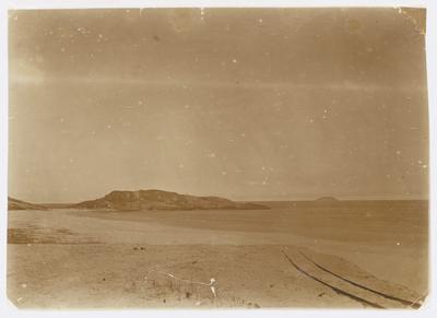 Pedra do Arpoador e trilho de bonde, tomados das cercanias da residência da família Barreira Vianna, em Ipanema na esquina da avenida Vieira Souto e rua Francisco Otaviano.
