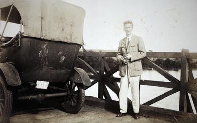 Raphael sobre a ponte do Pardo