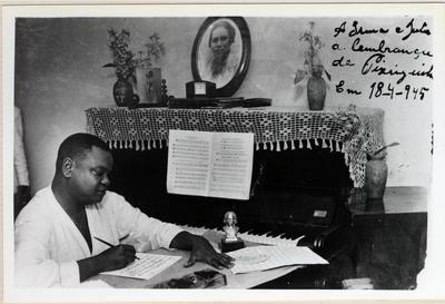 Pixinguinha compondo