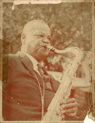 Pixinguinha com o saxofone