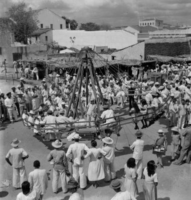 Canindé, romeiros em brinquedos de parque de diversões