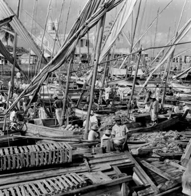 Embarcações na rampa e arredores do Mercado Modelo