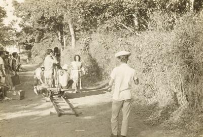 Álvaro Guimarães, figurinista, à esquerda. Filmagens de “Menino de Engenho” (1965), de Walter Lima Jr.