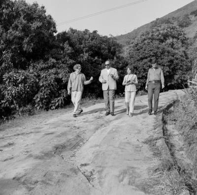 Burle Marx, Pablo Neruda e sua mulher, Matilde Urrutia, no Sítio Burle Marx, na ocasião da visita de Pablo Neruda