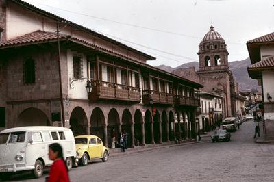 Aspectos da rua e Igreja da Companhia de Jesus (ao fundo)