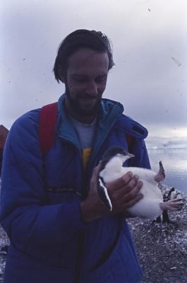 Jorge Bodanzky segura pinguim