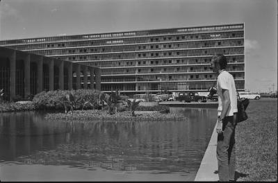 Jorge Bodanzky em frente ao Ministério das Relações exteriores