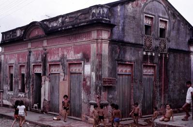 Crianças brincando em frente a casarão
