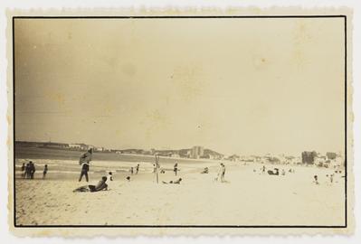 Banhistas na praia de Copacabana