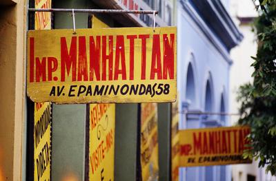 Flagrante de rua - placas, letreiros e cartazes