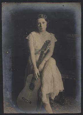 Stefana de Macedo com o violão