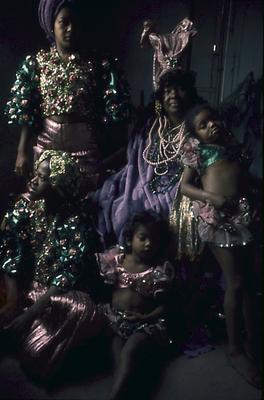 Série Mangueira - Mangueirenses em trajes verde e rosa