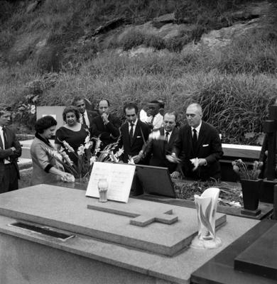Visita ao túmulo de Benedito Lacerda, homenagem prestada a compositores já falecidos no Dia do Compositor