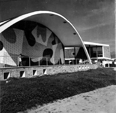 Conjunto Habitacional do Pedregulho - Painel Pulando Carniça, de Portinari