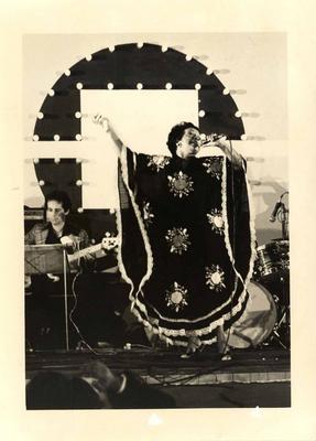 Elizeth Cardoso ao microfone