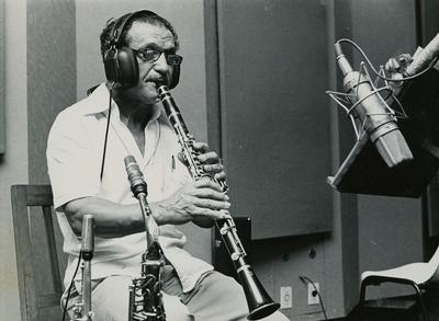 Abel Ferreira com o clarinete em estúdio