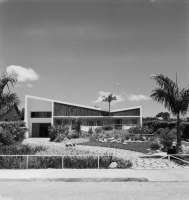 Residência do prefeito Juscelino Kubitschek , projeto de Oscar Niemeyer e paisagismo de Burle Marx