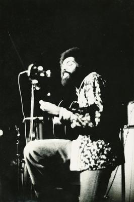 Gilberto Gil ao microfone com o violão