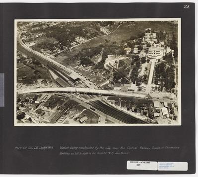 Construção de Viaduto sobre os trilhos da Ferrovia Central - destaque para o Hospital Nossa Senhora das Dores (no alto do morro, à direita)