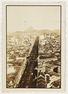 Avenida Rio Branco; ao fundo, o Morro do Pão de Açúcar