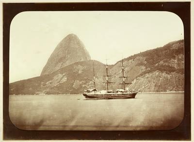 Barco na Baía de Guanabara; ao fundo, o Morro do Pão de Açúcar