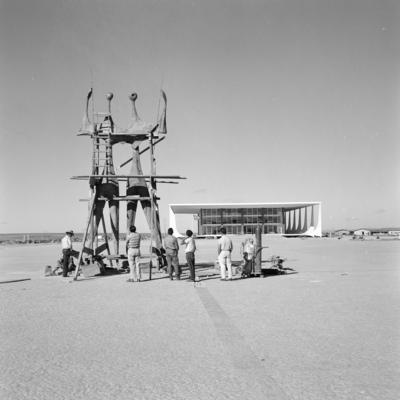 "Os Candangos" ou "Os Guerreiros", escultura de Bruno Giorgi; ao fundo o Supremo Tribunal Federal