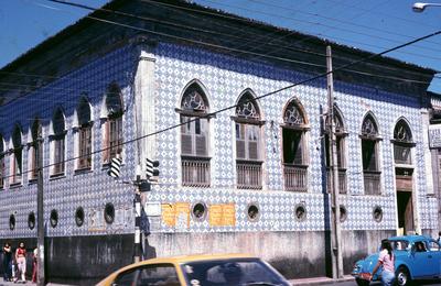 Casa de porão alto e azulejada, com janelas vergas apontadas