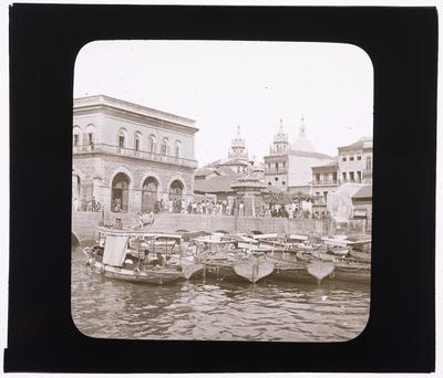 Barcos nas Docas da Alfândega; ao fundo, as torres e a cúpula da Igreja da Candelária