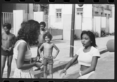 Conceição Senna, Edna de Cássia (ao centro), Jorge Bodanzky e Achim Tappen nos ensaios para o filme "Iracema: uma transa amazônica"