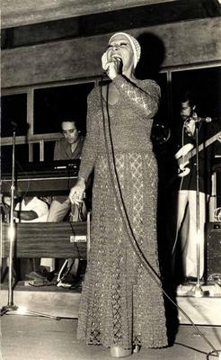 Elizeth Cardoso ao microfone