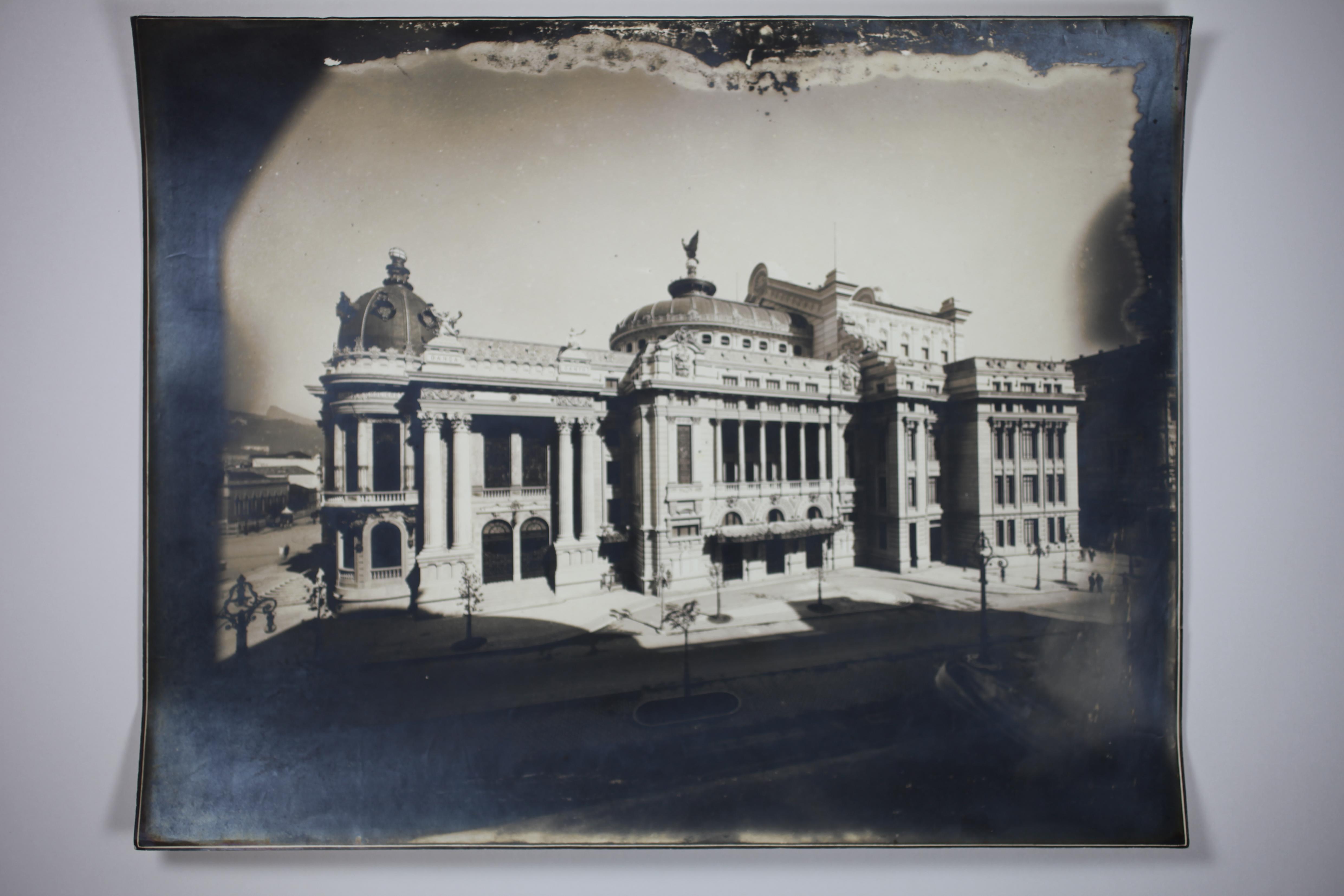 Vista lateral do Theatro Municipal a partir da Escola Nacional de Belas Artes (atual Museu Nacional de Belas Artes)