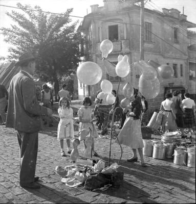 Vendedor de balões em feira livre