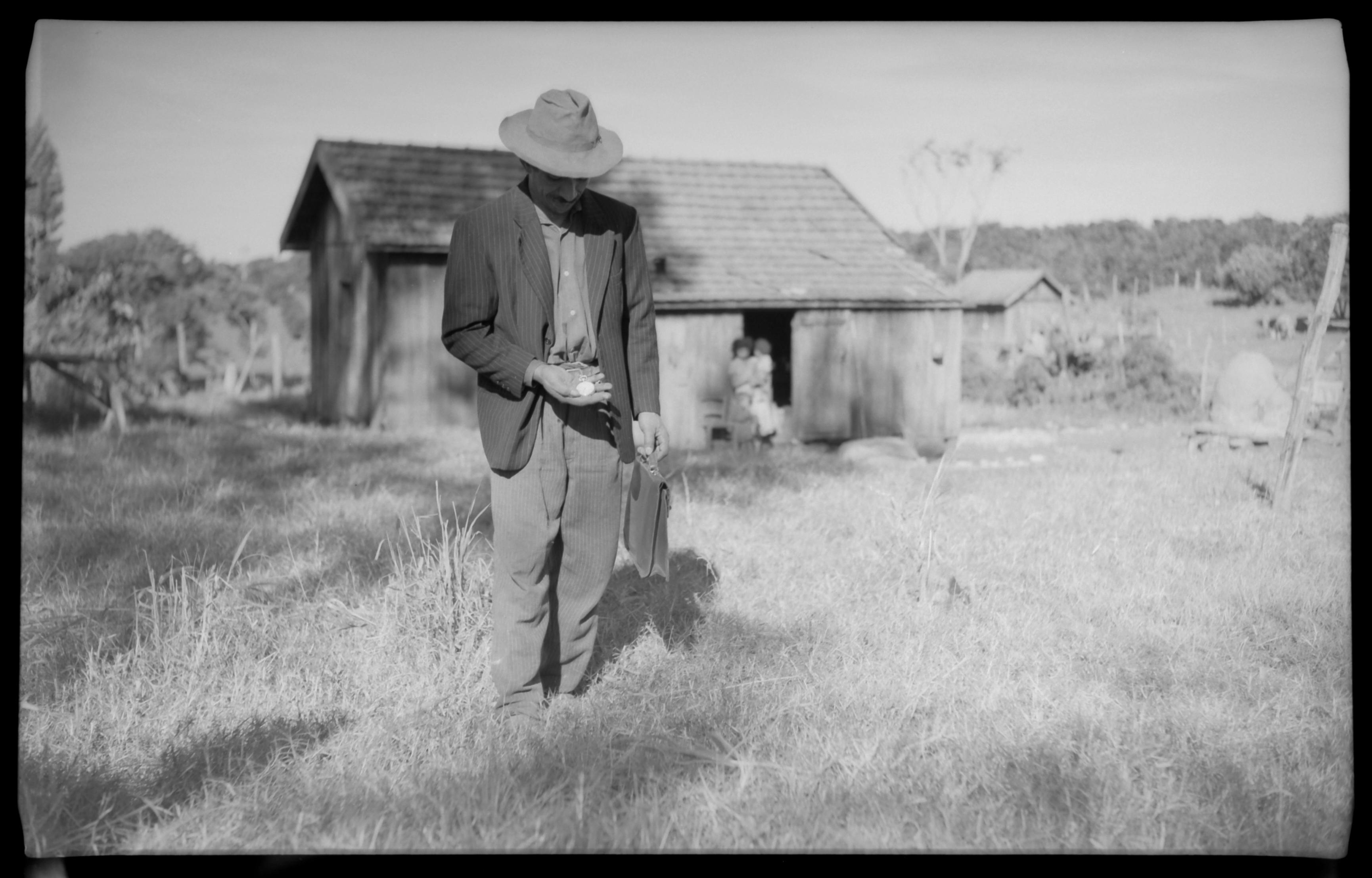Hora marcada, aguardando a jardineira na zona rural